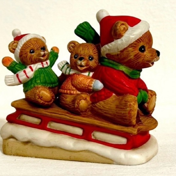 Vintage 4” Homco Christmas Figurine Kitschy Mama Bear & Babies Riding A Sleigh - Picture 1 of 5